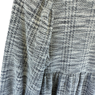 Vestido cinza e branco folhado | Kilograma