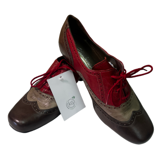 Sapatos castanhos e vermelhos | Kilograma