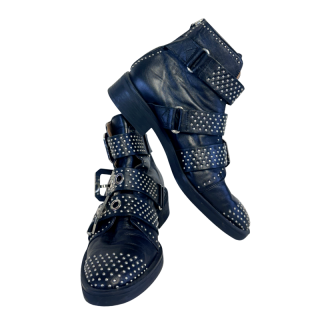 Botas pretas com tachas prateadas | Kilograma